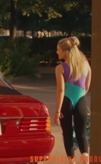 Olivia Holt's booty in Cruel Summer S1E2