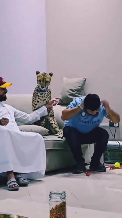 برخورد درست با کسی که تو گرما نزدیکت می شینه. 😂