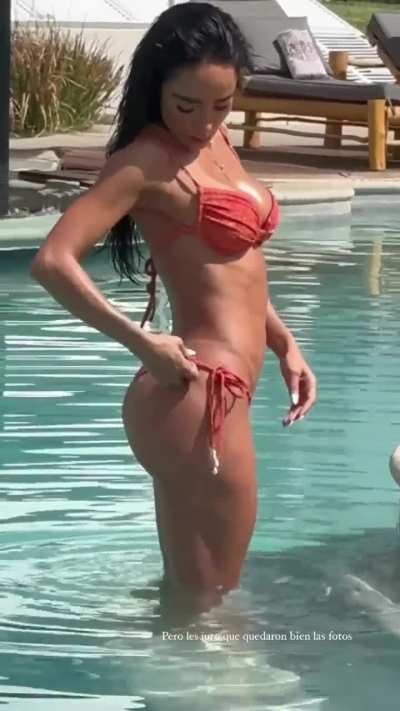 Me pone duro como piedra ver ese culo de manelyk 