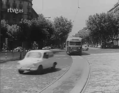 En 1971 los antiguos tranvías desaparecen de las calles de Barcelona, ​​después de casi un siglo circulando. La primera línea, entre la Boqueria y Gràcia, se había inaugurado en 1872. 🎥 NO-DO