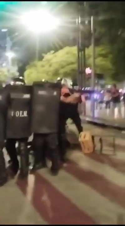 En Córdoba algunos K salieron a protestar pensando que estaban en Palermo. Vino el gobernador de Córdoba y les dijo: 