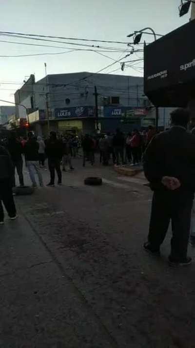Vi que andan mostrando el después del DNU en distintos puntos del país. Así que vengo a mostrarles una pueblada que se dió en Tucumán. Si quieren más fotos/videos pidan.