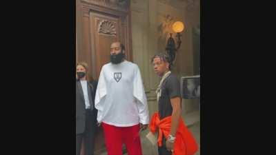 [Highlight] James Harden and rapper Lil Baby are confused at the sight of paparazzi in Paris