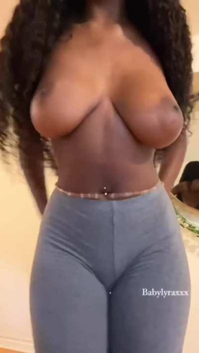 Shimmy titty reveal🤌🏾