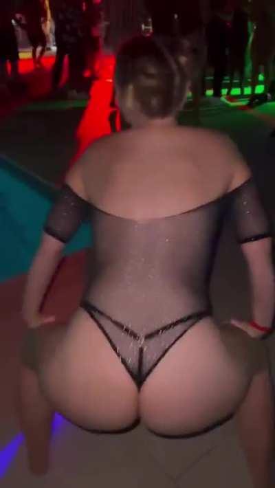 She can move that 🍑🔥