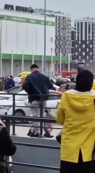 Update.

In St. Petersburg, a man reported a bomb in a shopping center

Visitors to the London Mall were evacuated.

The attacker himself, who reported that the building was mined, was detained. Now he is being interrogated.