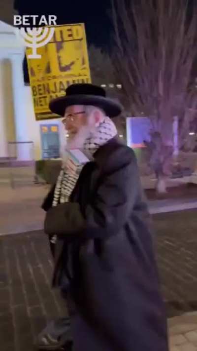 Zionists from BETAR, harassing Rabbi Yisroel Dovid Weiss who stood in solidarity with Palestine