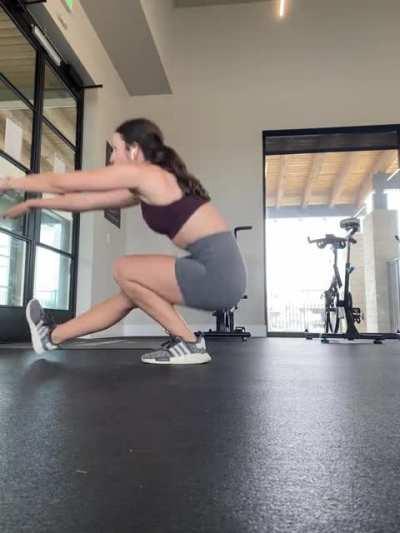 Pistol squats in align 6” (6) in heathered black and flow y bra (4) in cassis 🖤