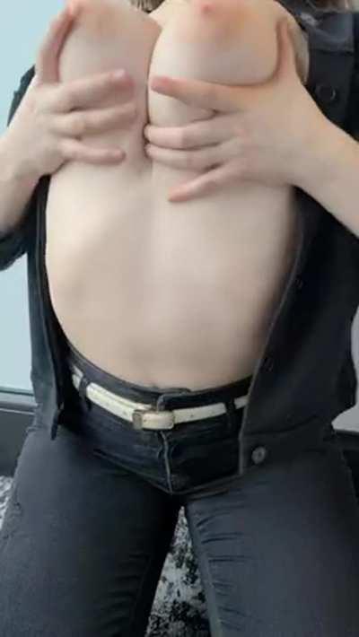 Hot Drop 💦 🔥boobies Free Stuff In The Comm.... 😘