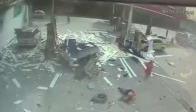 Car explodes at a gas station in Rio de Janeiro and leaves two people hurt