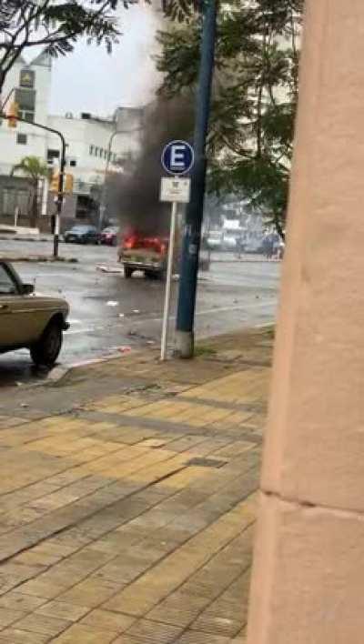 Hoy en la esquina de casa estuvieron filmando pa netflix, sali justito para ver la explosion, cortaron calles y todo, esta bueno ver a la gente laburar en esas producciones