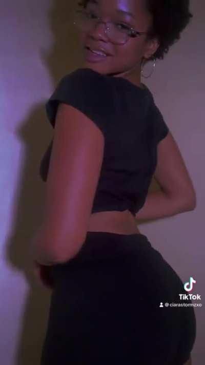 Ciara (@cloudyxkinks)