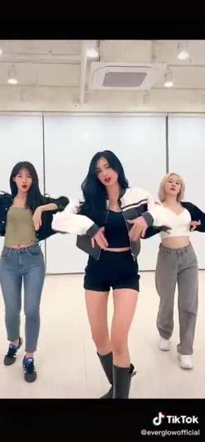 221008 Everglow’s Sihyeon, Mia, & Aisha #ShutDownChallenge