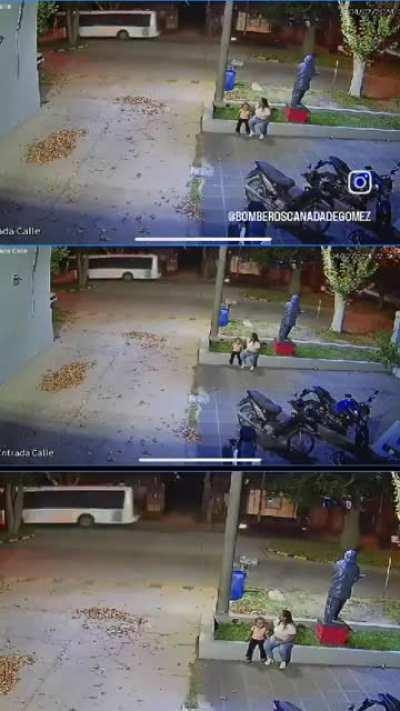 Saliendo de la politica, Bomberos de Cañada de Gomez saliendo en emergencia, tan grave que hasta Flash viene a ayudarlos.