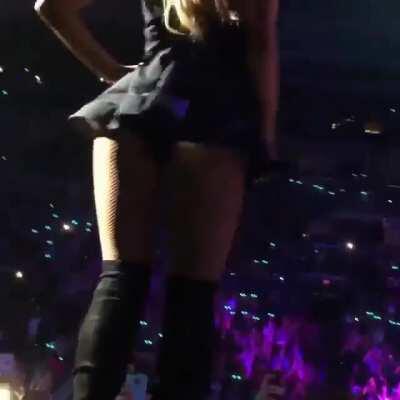 Shaking that sweet ass!