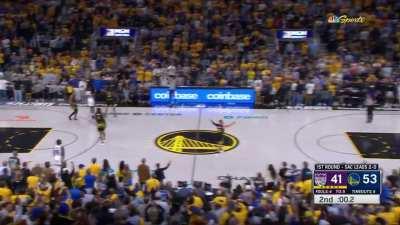 [Highlight] Kevon Looney and Steph doing it all as he drills a three to end the half!