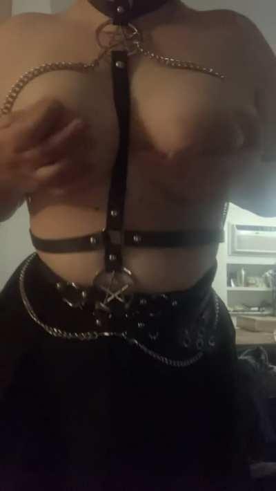 Do you like when mommy plays w her tiddies 🥰🥰🥰