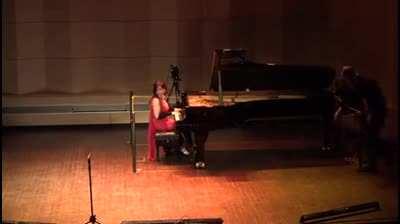 The piano pedal was defective and while they changed the piano the Brazilian pianist Eliane Rodrigues entertained the audience like a boss