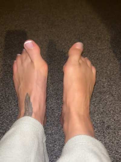 Achey and smelly feet after a 10 hour shift who’s gonna rub and worship my feet?