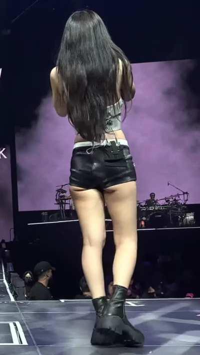 Focus on Jennie's booty 🍑