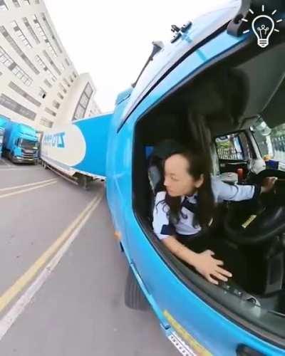 Reverse parking a semi-trailer truck like a champ