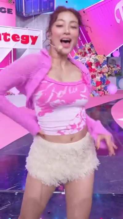 TWICE - Jihyo feat. Mina, Momo & Sana