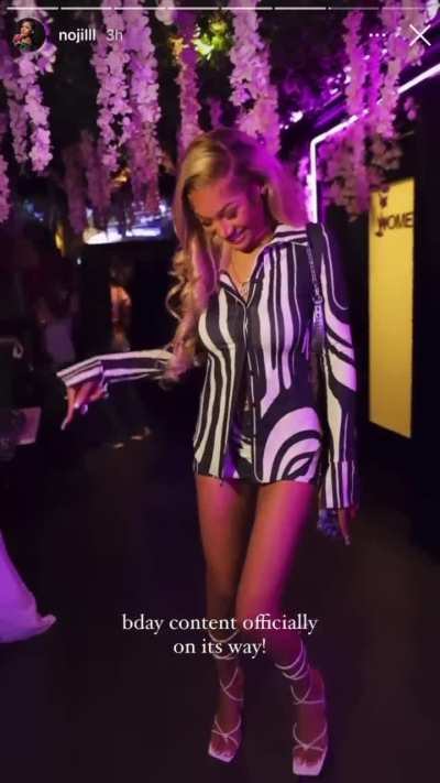 She’s gorgeous asf🥴