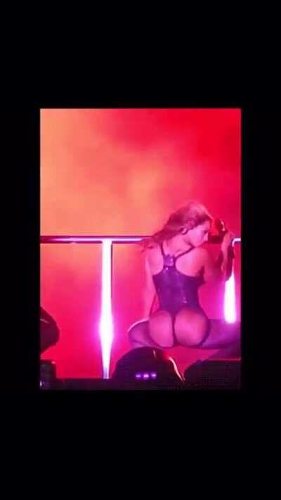 I love when she do that