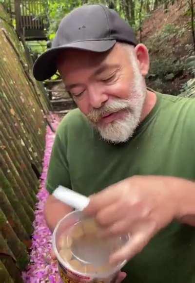 O biólogo Sergio Rangel caindo no golpe da Paçoquita.