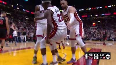 [Highlight] Jimmy Butler uses the awesome footwork to work his way into the paint and get the and-1