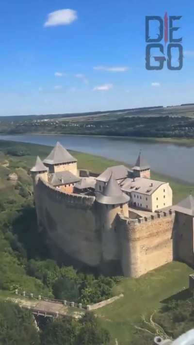 Training flight of Ukrainian pilots over The Khotyn Fortress