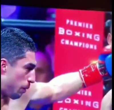 The referee‘ reaction during the match looks like wtf is going on and hilarious at the same time .