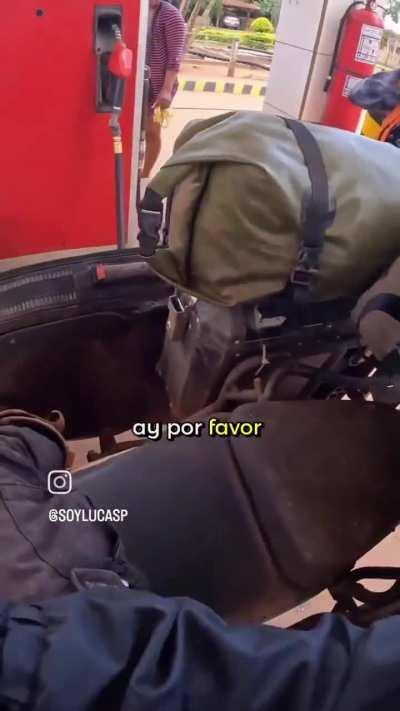 Penurias de motoviajero en Bolivia que se le niegan a cargarle nafta por tener patente argentina