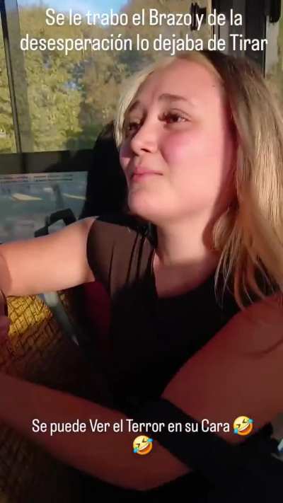 Una joven llegó tarde al trabajo porque se le trabó el codo en el respaldar del bondi