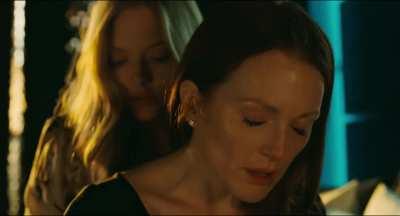 Amanda Seyfried & Julianne Moore in ‘Chloe’