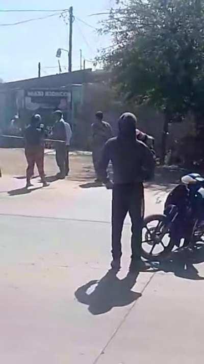 Soldado pidiendo a piqueteros que lo dejen pasar