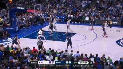 [Highlight] Kyrie with the left handed wizardry through 2 defenders