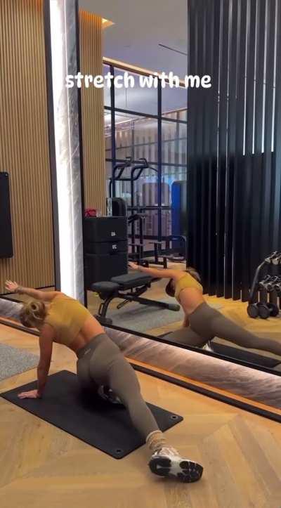 Sommer stretching before working out,  Instagram reel February 2024