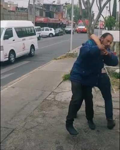 Store owner defeats a master of the Drunken Fist 👊