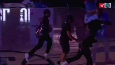 [highlight] clippers fan wins $5,000 after he hits a 3 point shot in the dark