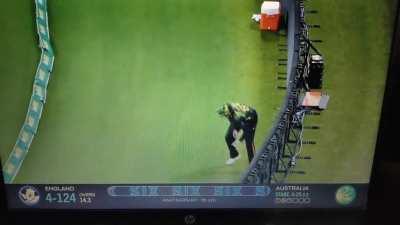 Us fan ko koi batao catch drop kiya iska matlab ye nhi ki pakistan khel rhi hai😭😂