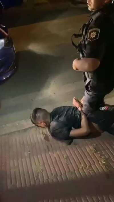 Delincuentes armados y en moto con ametralladora irrumpieron en domicilio en Rosario.