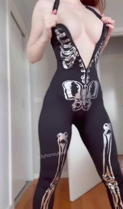 Wanna bone this halloween? 🦴