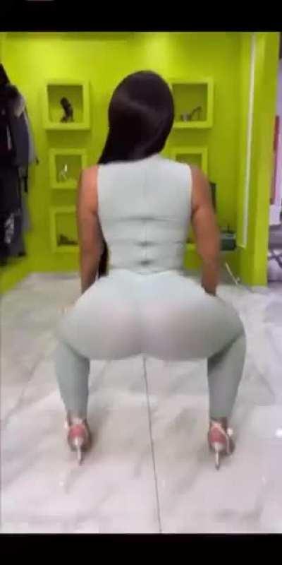 Ari so thick holy fuck 🤤😮‍💨❤️‍🔥