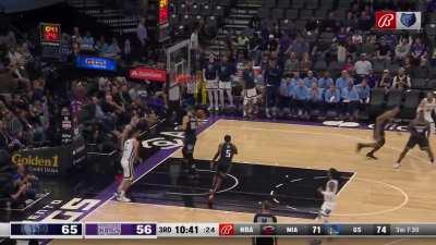 [Highlight] Santi “Slim Spain” Aldama with the reverse jam