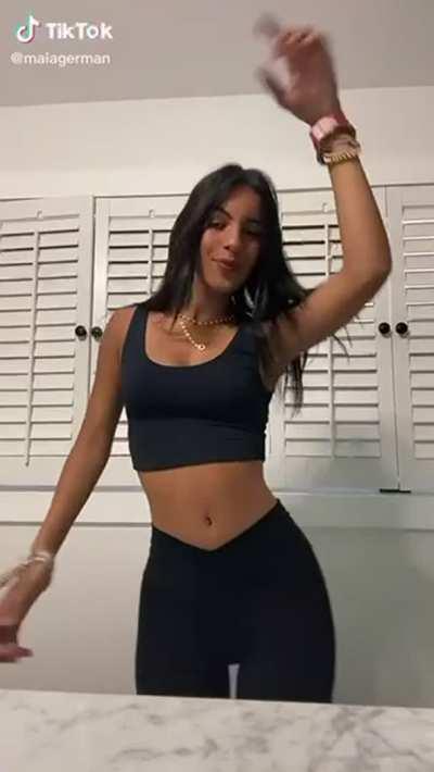 [Reddit] Can you resist stroking to this l-lS slut in her leggings?🤤