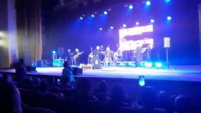 Ау-ау-ау, я тебе всё равно въебу. Сергей Михалок из Ляписа Трубецкого дал пизды фанату прямо на концерте