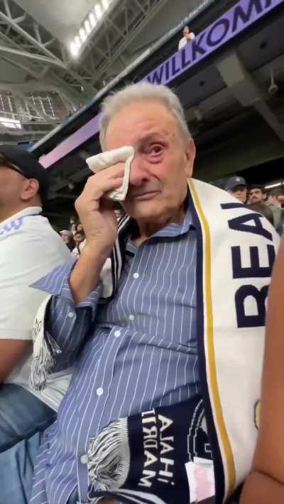 Granddaughter surprises her 85-year-old grandfather by taking him to the Santiago Bernabéu.