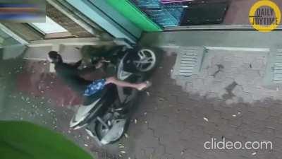 WCGW Trying to steal a motorcycle