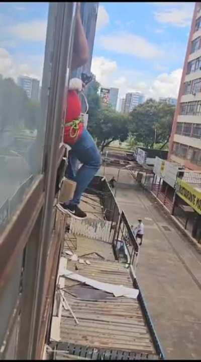Sério isso? Os caras queriam fazer uma tirolesa?
